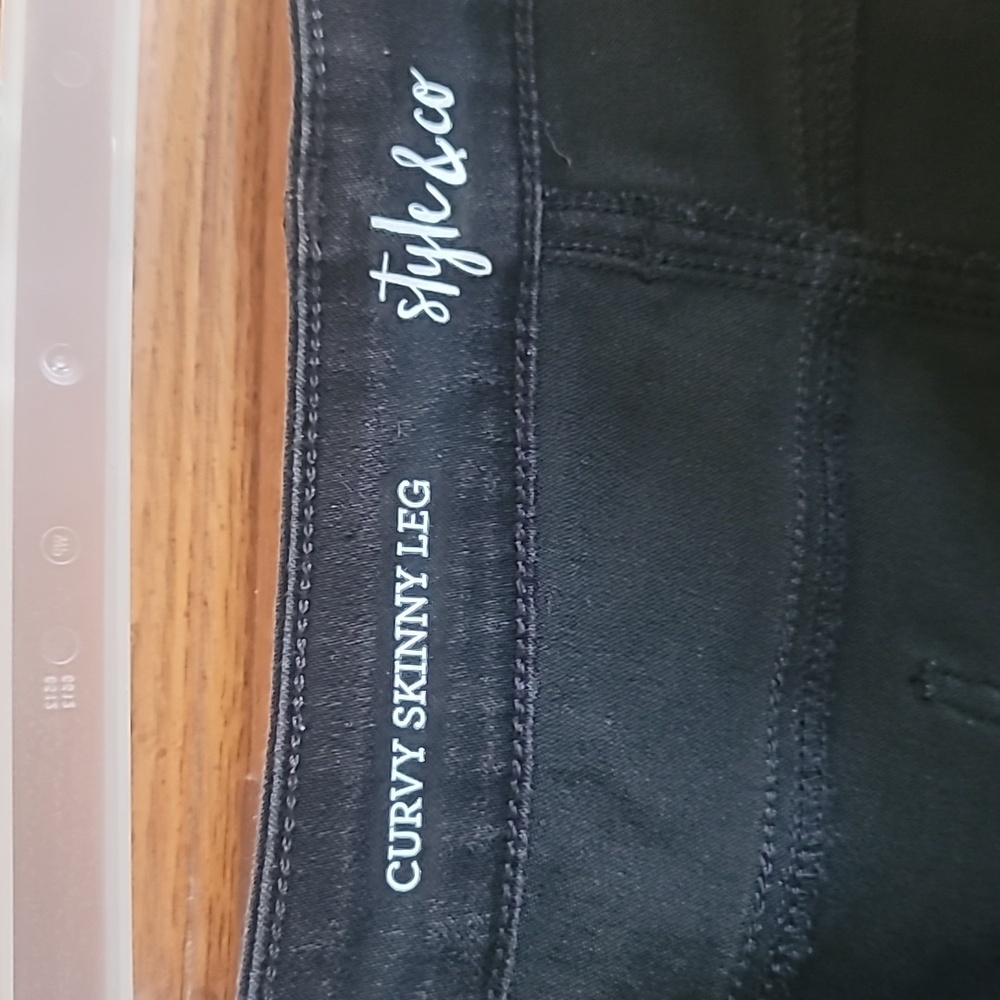 Style & Co. Women's Skinny Jeans in Black - curvy skinny leg - Picture 3 of 7